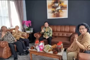 Ronny Sompie bertemu mantan Walikota Manado di acara Ibadah Kunci Taon 2024 Keluarga Besar Kumongdong Kumurur di desa Sindangan, Kecamatan Kakas, Minahasa